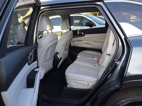 Certified 2025 Kia Sorento S image 25