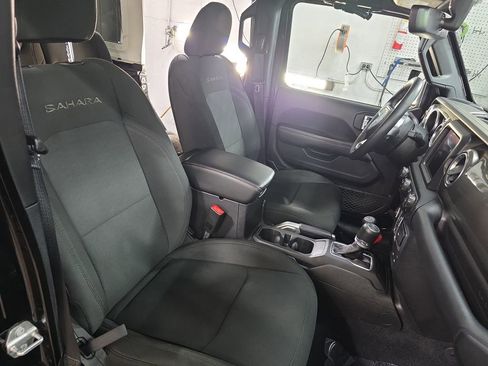 Used 2018 Jeep Wrangler Unlimited Sahara AWD/4WD image 10