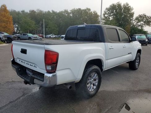 Used 2019 Toyota Tacoma TRD Sport image 4