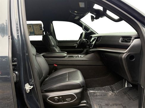 Used 2024 Jeep Wagoneer Series II w/ Flexible Seating Group image 15