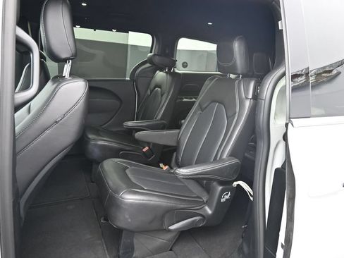 Used 2025 Chrysler Pacifica Select FWD image 16