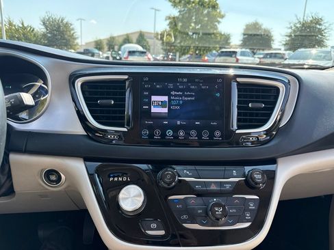 Used 2018 Chrysler Pacifica Touring-L FWD image 22