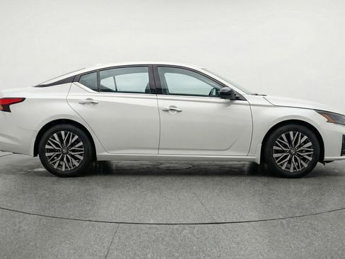 Used 2025 Nissan Altima 2.5 SV image 11