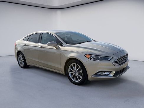 Used 2017 Ford Fusion SE w/ Fusion SE Technology Package image 7