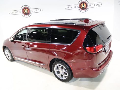 Used 2018 Chrysler Pacifica Limited FWD image 11