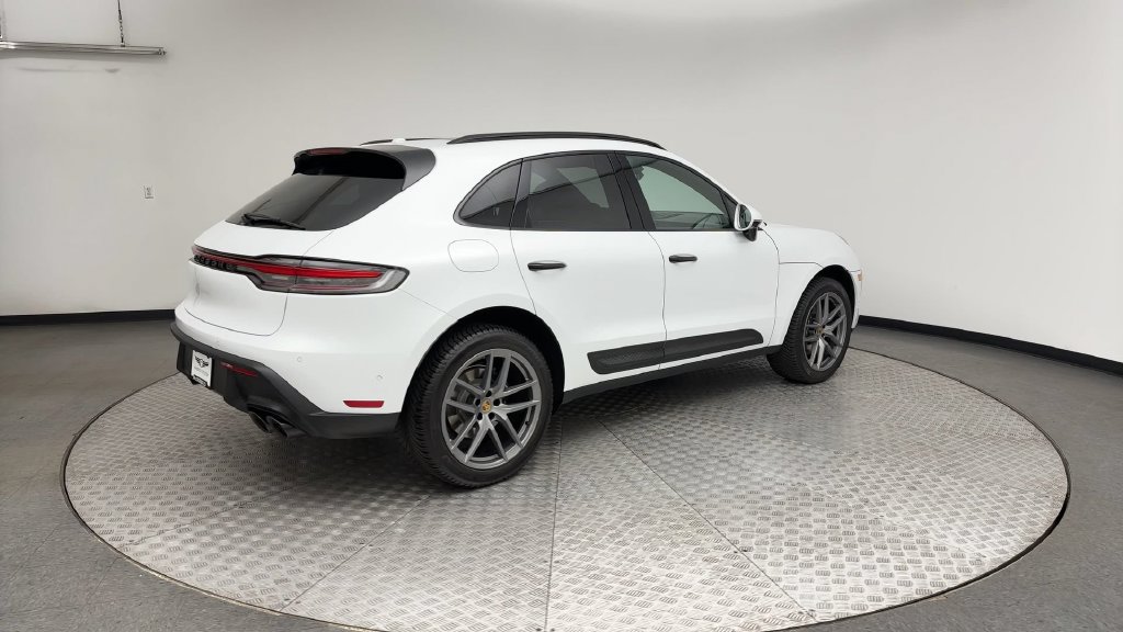 Used 2022 Porsche Macan AWD/4WD image 2