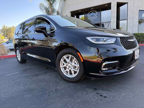 Used 2024 Chrysler Pacifica Touring FWD image 2