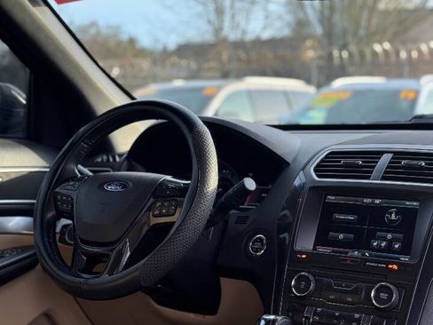 Used 2016 Ford Explorer XLT w/ Equipment Group 201A image 3