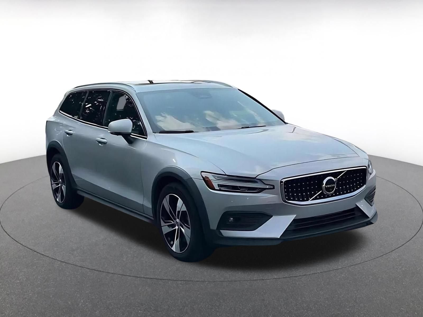 Used 2025 Volvo V60 B5 Cross Country Plus AWD/4WD image 3