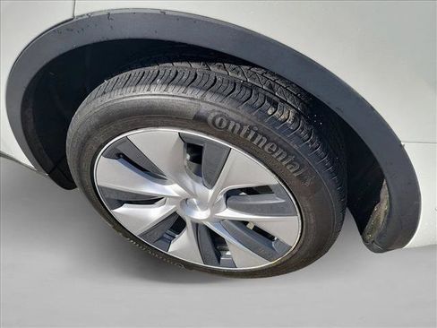 Used 2022 Tesla Model Y Long Range image 12