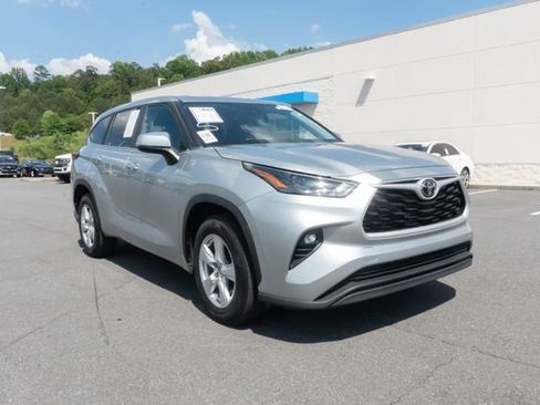 Used 2023 Toyota Highlander LE FWD image 3