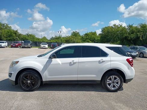 Used 2017 Chevrolet Equinox LS FWD image 2