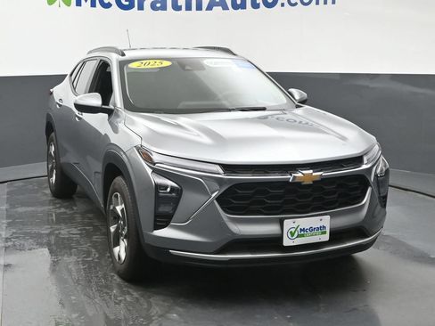 Used 2025 Chevrolet Trax LT FWD image 5