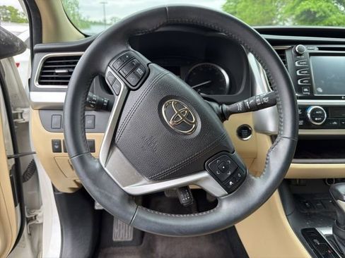 Used 2016 Toyota Highlander Limited image 14