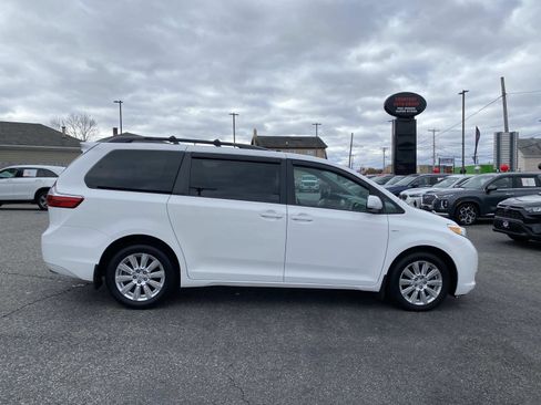 Used 2017 Toyota Sienna LE image 6