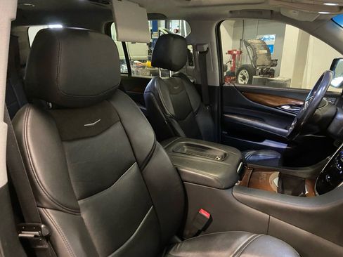 Used 2019 Cadillac Escalade Premium Luxury w/ Escalade Sport Edition image 32