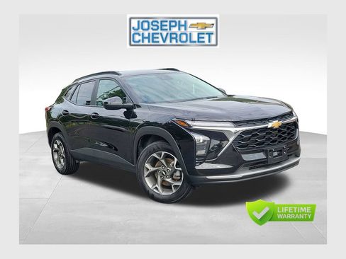 Used 2025 Chevrolet Trax LT FWD image 1