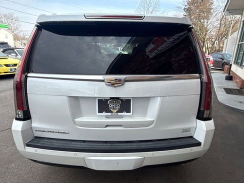 Used 2017 Cadillac Escalade Luxury image 6