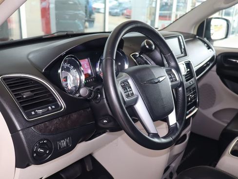 Used 2012 Chrysler Town & Country Touring w/ Entertainment Group #1 FWD image 18