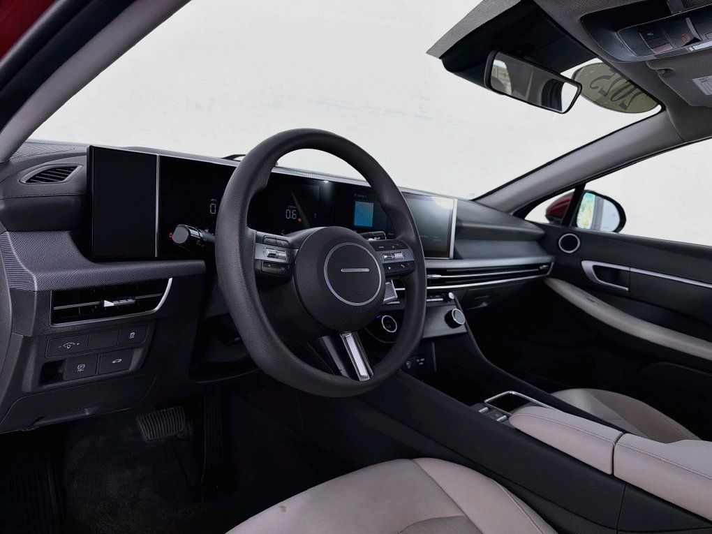 Used 2025 Hyundai Sonata SEL FWD image 14