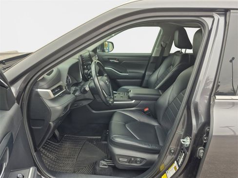 Used 2022 Toyota Highlander XLE image 12