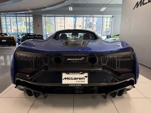 Used 2023 McLaren Artura RWD image 3