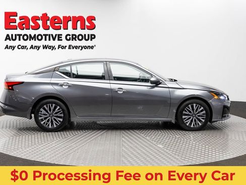 Used 2023 Nissan Altima 2.5 SV w/ SV Premium Package FWD image 4