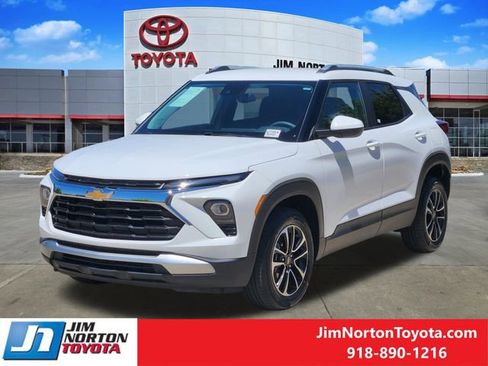 Used 2025 Chevrolet TrailBlazer LT AWD/4WD image 3