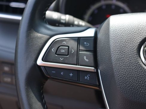Used 2025 Toyota Highlander LE FWD image 14