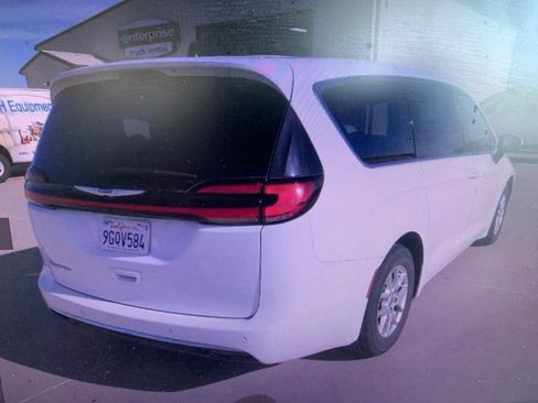 Used 2023 Chrysler Pacifica Touring-L FWD image 3