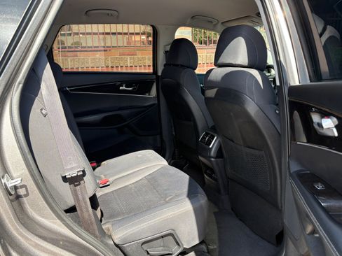 Used 2017 Kia Sorento FWD image 12