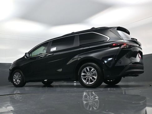 New 2026 Toyota Sienna XLE FWD image 18