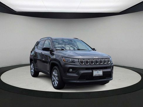Used 2022 Jeep Compass Latitude AWD/4WD image 2