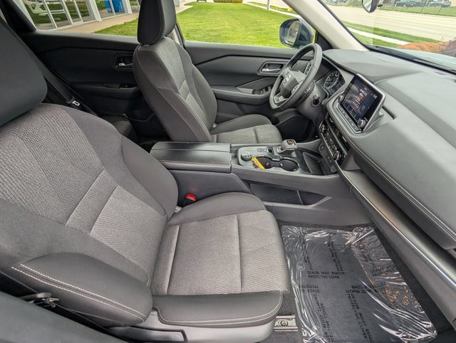 Used 2025 Nissan Rogue SV AWD/4WD image 3