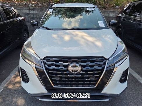 Used 2022 Nissan Kicks SR w/ Premium Package FWD image 2