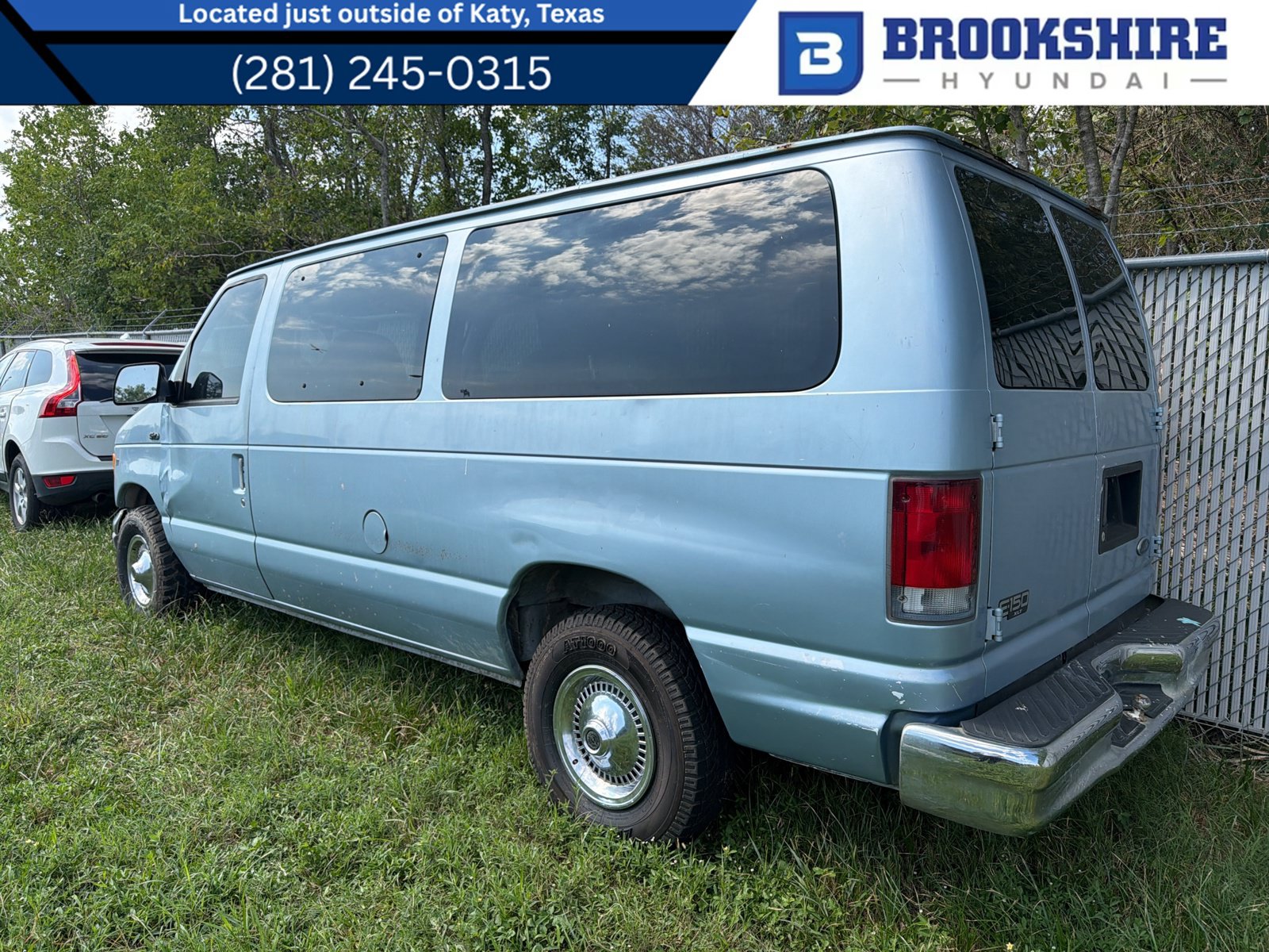 Used 1999 Ford E-150 and Econoline 150 Wagon RWD image 1
