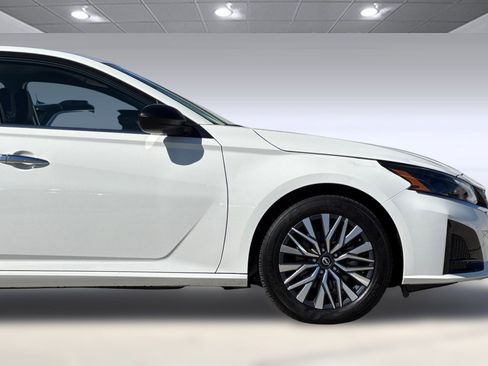 Used 2025 Nissan Altima 2.5 SV FWD image 33