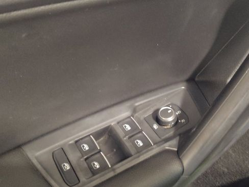 Used 2021 Volkswagen Tiguan SE image 27