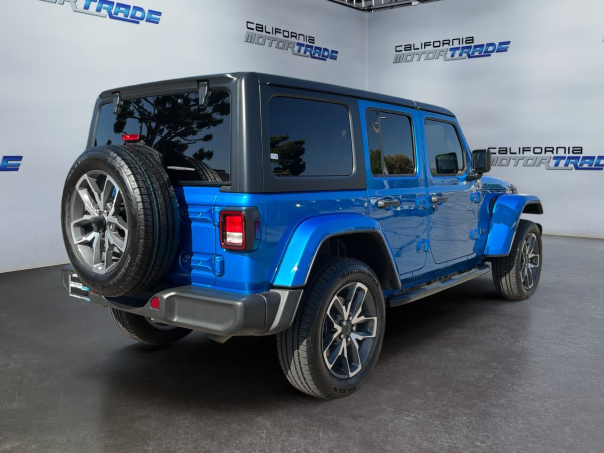 Used 2024 Jeep Wrangler Unlimited w/ Convenience Group AWD/4WD image 5