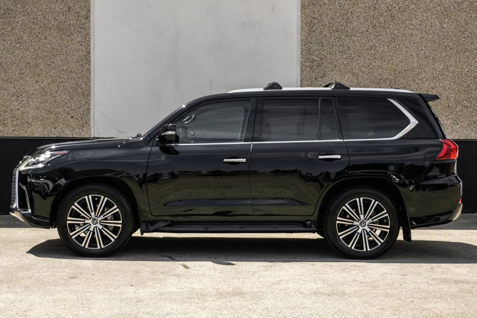 Used 2021 Lexus LX 570 4WD w/ Luxury Package image 11