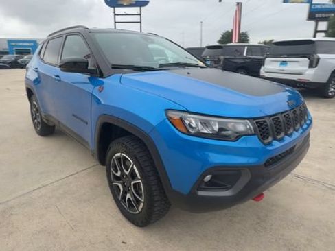 Used 2025 Jeep Compass Trailhawk AWD/4WD image 2