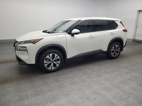 Used 2021 Nissan Rogue SV image 2