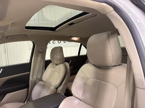 Used 2020 Lincoln Continental w/ Premium Package image 10