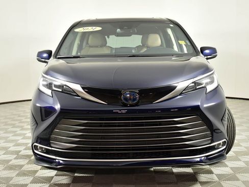Used 2021 Toyota Sienna Limited image 5