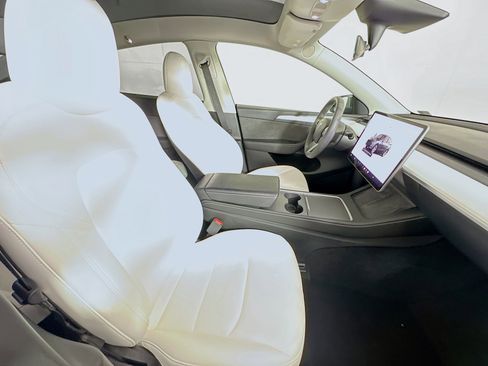 Used 2023 Tesla Model Y Long Range image 31