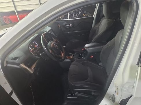 Used 2015 Jeep Cherokee Latitude w/ Cold Weather Group AWD/4WD image 8