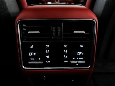 Used 2023 Porsche Cayenne image 34