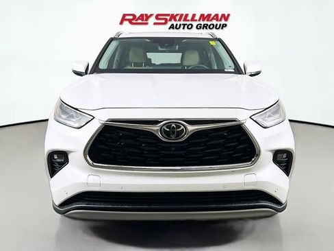 Used 2022 Toyota Highlander Platinum image 2