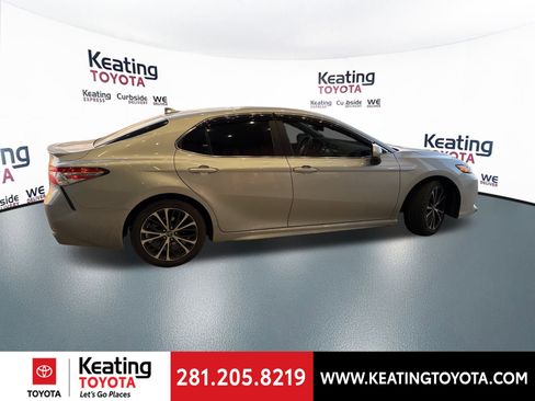 Used 2020 Toyota Camry SE image 2