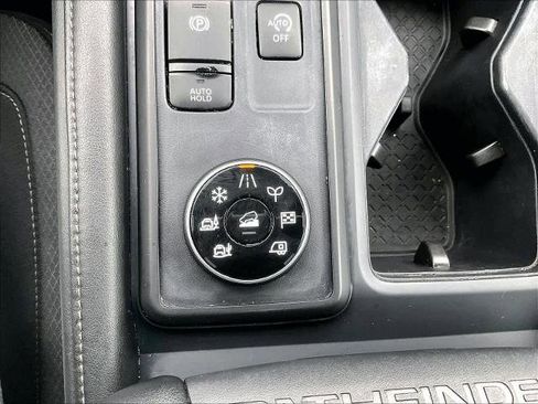 Used 2024 Nissan Pathfinder S image 27